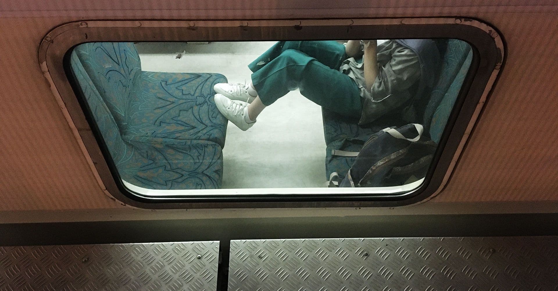 خط زرد لبه‌ی سکو