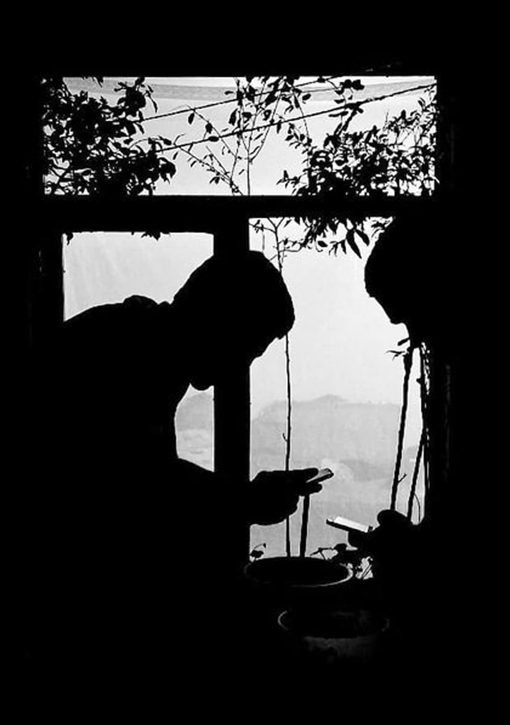 به‌دور از میدان پاستور