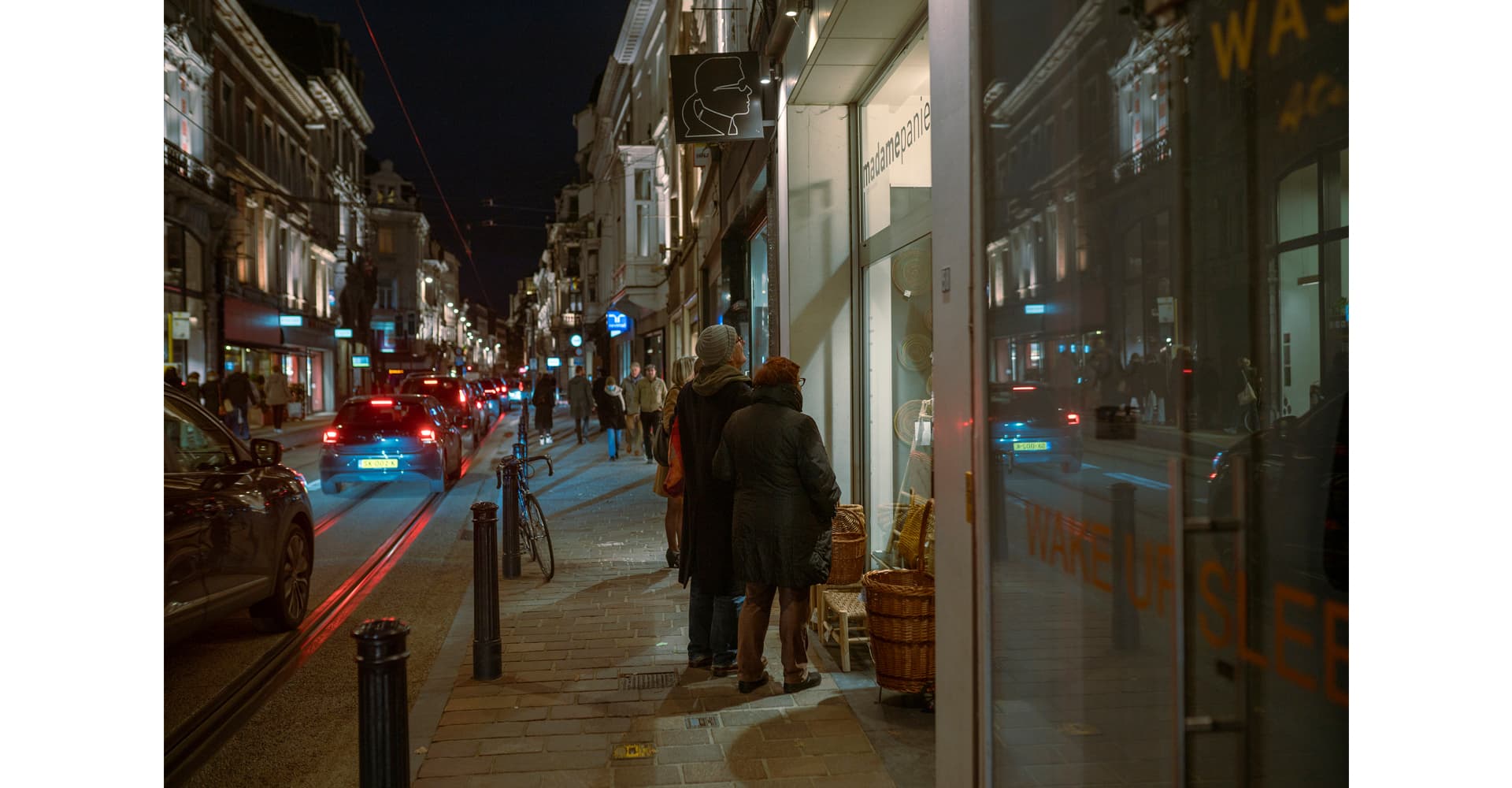 سیمای زنی روی دیوار