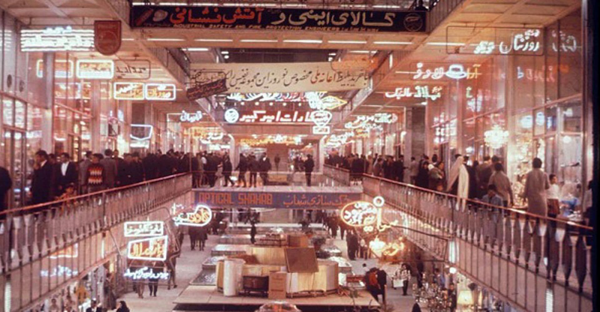 عکس از آرشیو مجله لایف، تهران دهه چهل، ساختمان درحال ساخت آلومینیوم، بالا سمت چپ
کادر